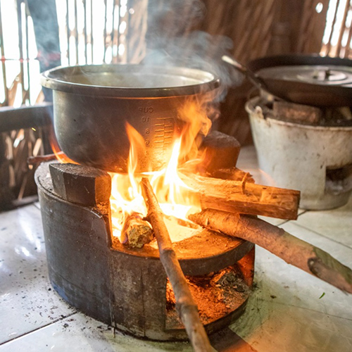 "Rút củi đáy nồi" là gì?